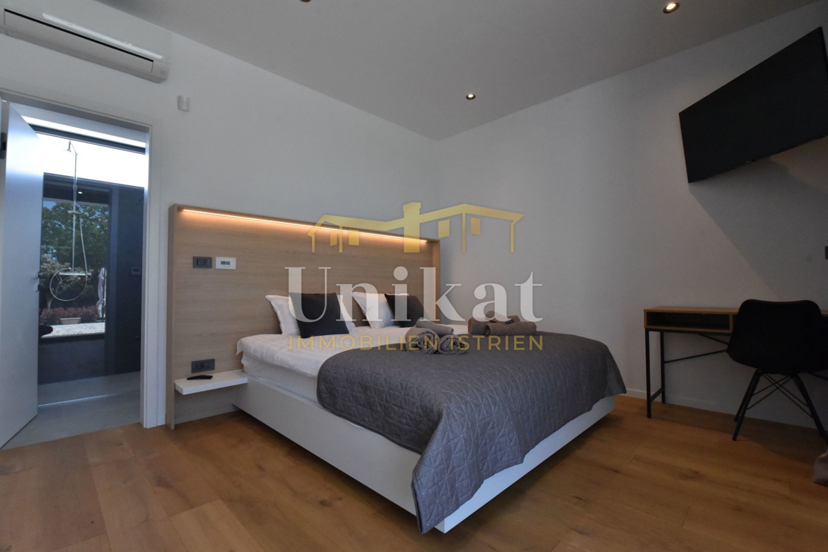 Villa moderna circondata dal verde con vista sul mare